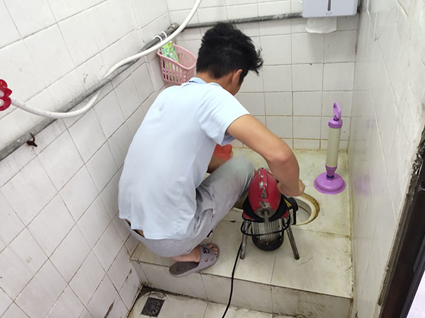 塘厦镇管道堵塞冒臭气 专业师傅现场解决问题