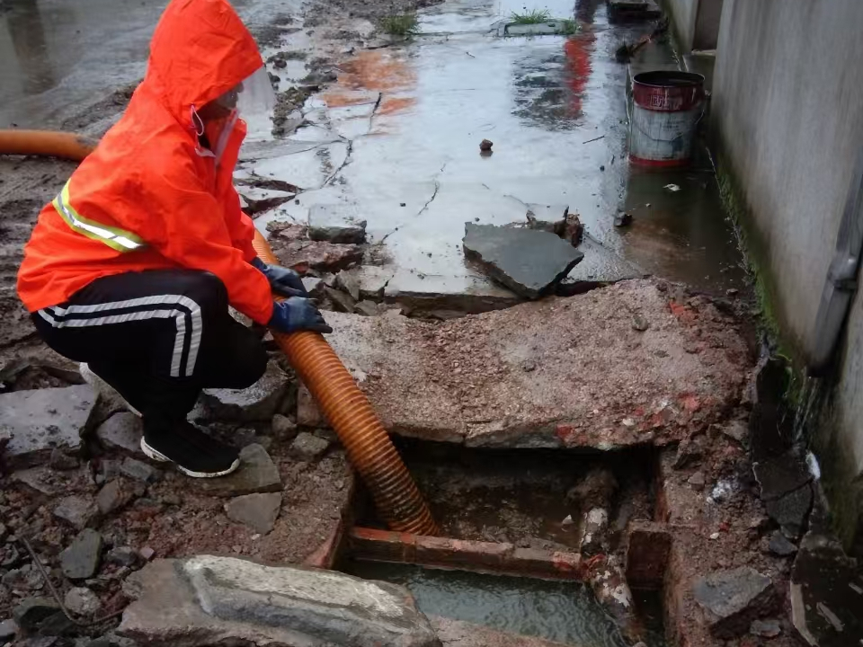 塘厦镇专业清理污水池 炜誉市政以规范流程守护城市 “肠道”